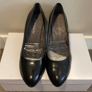 Brand New! Super comfy heels.